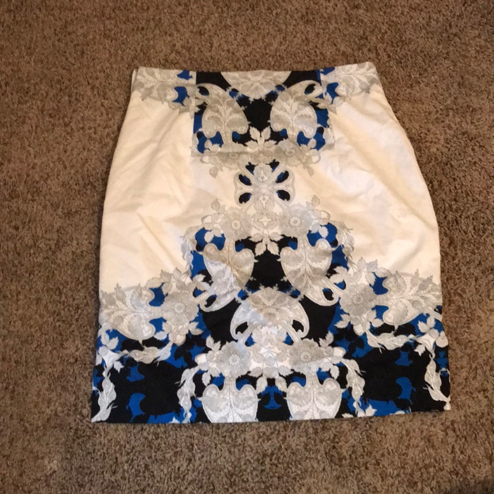 Patterned lined pencil skirt